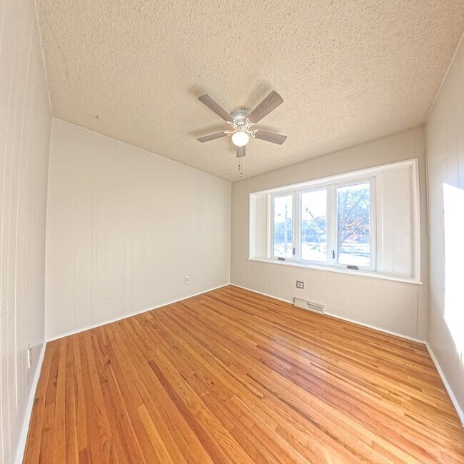Building Photo - Spacious 3-Bedroom, 1-Bath Ranch - South Side Location