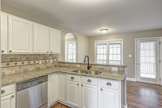 Building Photo - 3 Bedroom Home with Large Fenced in Yard, 2 Car Garage & Bonus Room!