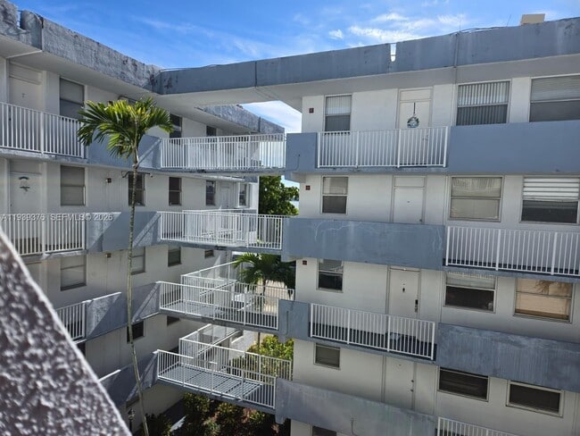 Building Photo - 1801 S Treasure Dr