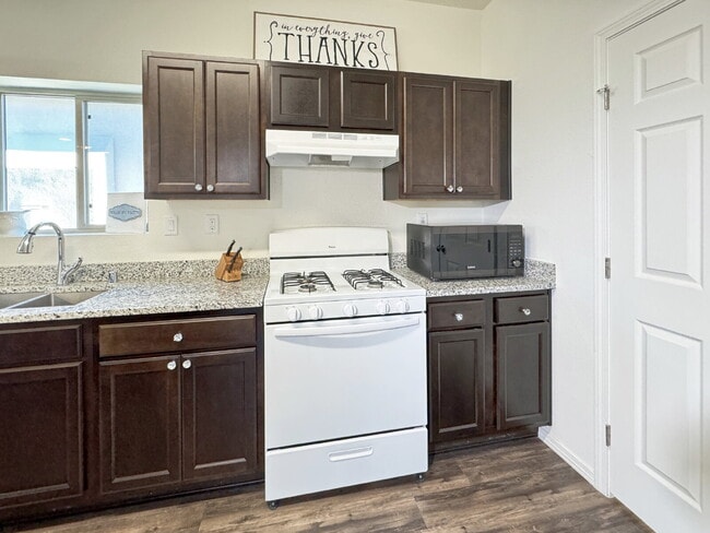 Building Photo - Almost new home in Mountain Hawk area of Northern Rio Rancho.