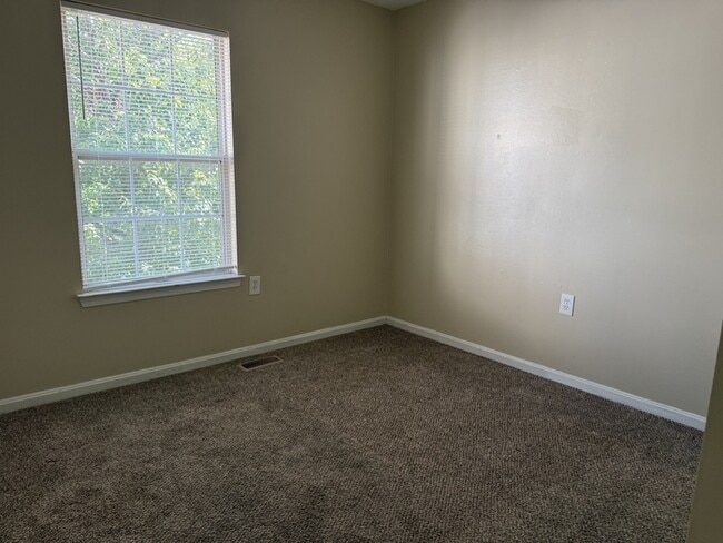 Building Photo - 1323 Hampshire Dr