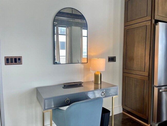 Building Photo - 311 W 5th St