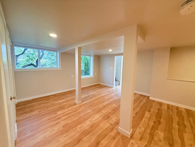 Building Photo - North Queen Anne Home