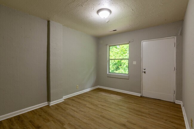 Building Photo - 433 Carver Ln