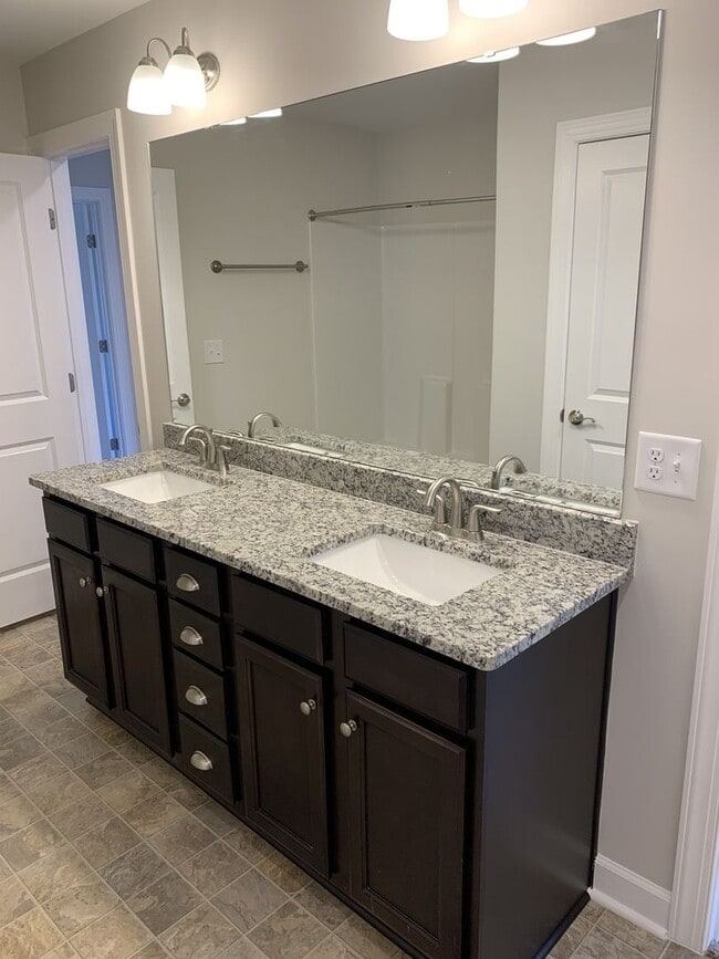 Building Photo - 4 Bed, 3 Bath Home w/ 2 Car Garage and Fen...