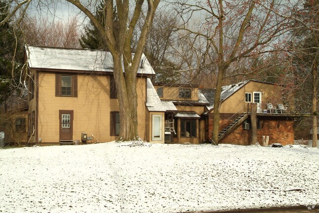 Building Photo - 3820 Pontiac Lake Rd