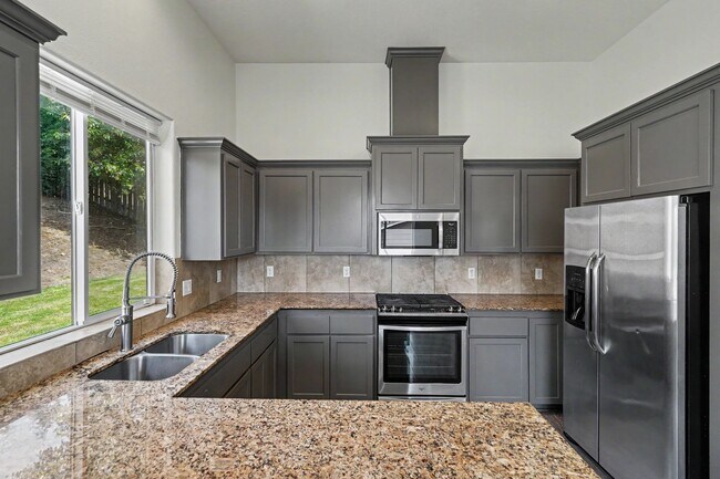 Building Photo - 3 bed, 2 bath home in West Salem's Brush College neighborhood
