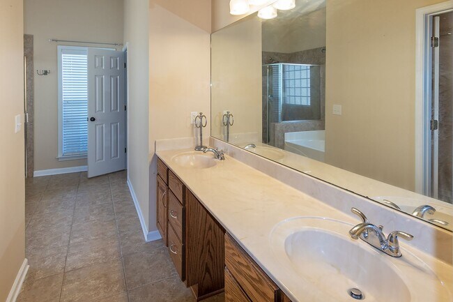 Building Photo - Home for rent in Hghland Ridge