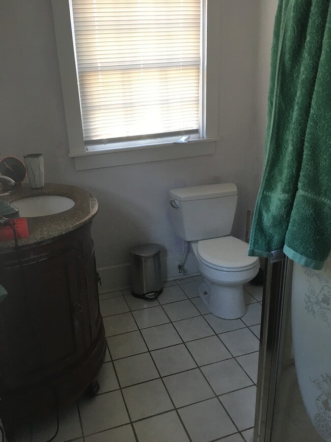 Building Photo - 3 Bedroom - 2 Bath - Great Location