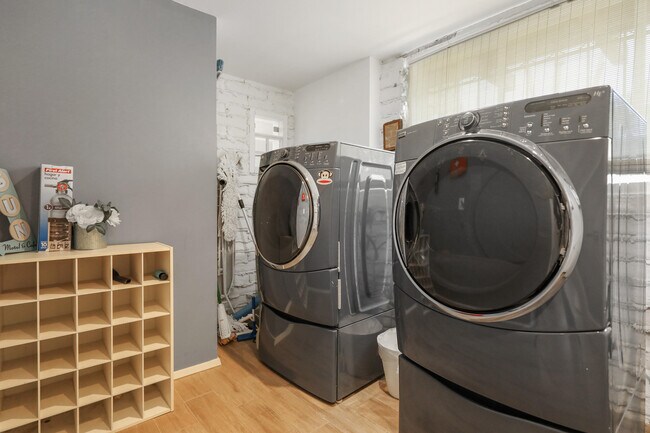 Building Photo - 261 Cordoba Way