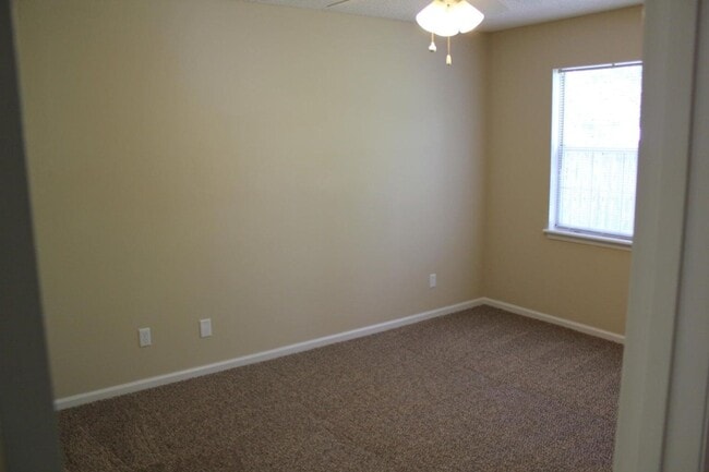 Building Photo - Charming 3 bedroom, 2 bath Home Located in...