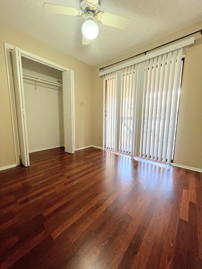 Building Photo - Croix 325 -  2 Bed 1 bath - $1450