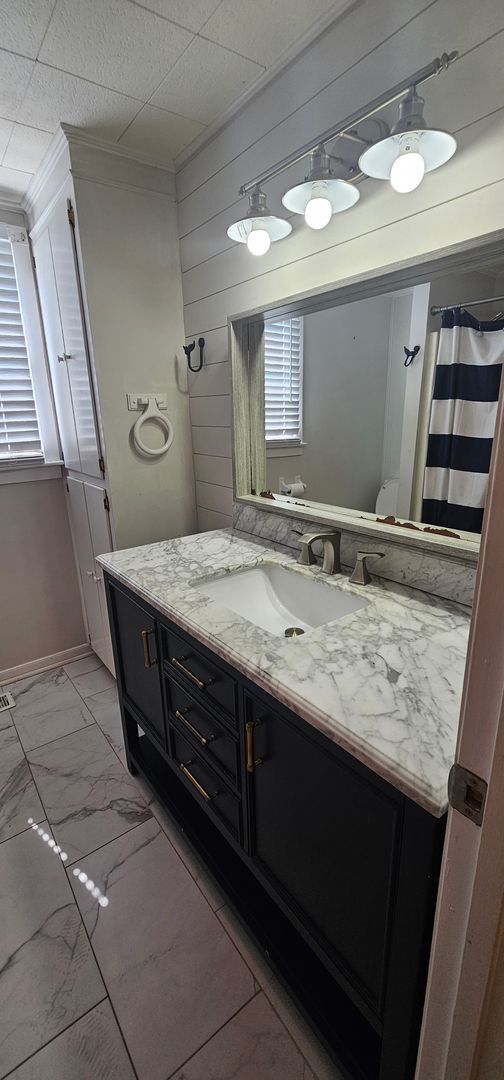 Building Photo - Snowbird Rental or Short-Term Getaway – Just Steps from the Beach!