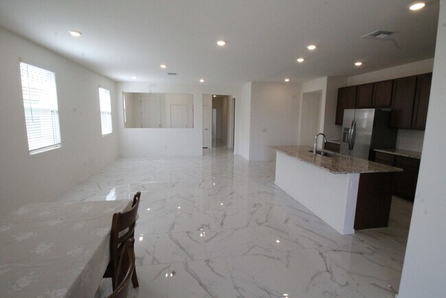 Building Photo - 5523 W Monterey Dr