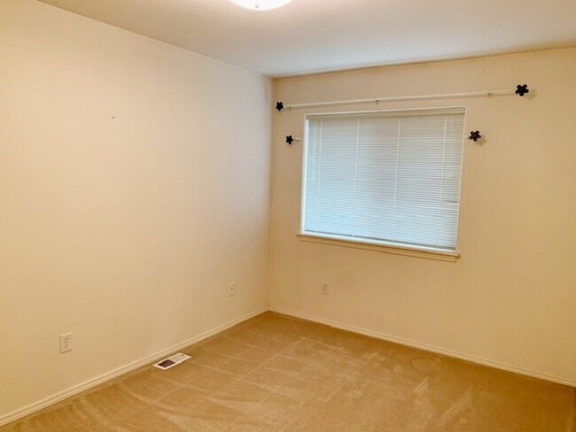 Building Photo - East Anchorage Townhouse with Yard, Garage, and W/D In unit! Close to JBER!