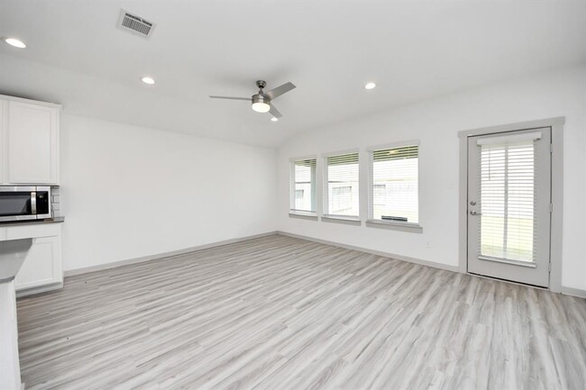 Building Photo - 7007 Fleetwood Crescent Wy