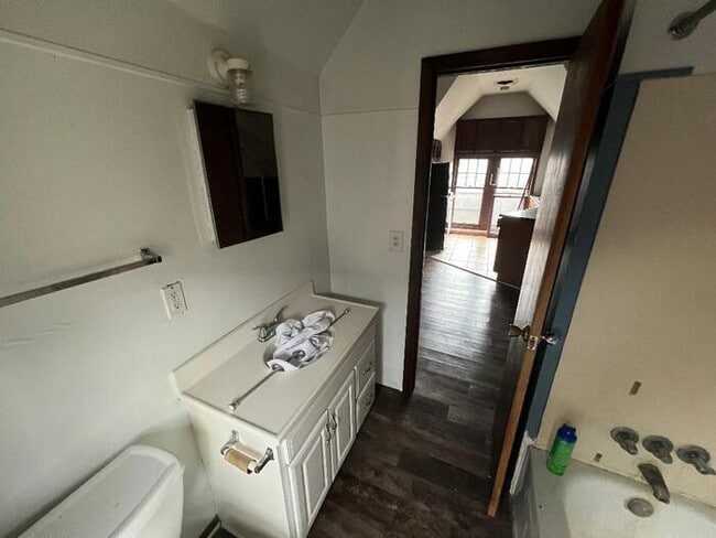 Building Photo - Upper 1 Bedroom Apartment