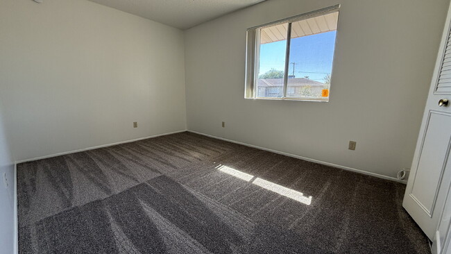 Building Photo - "Charming 2-Bed, 2-Bath Oasis in Phoenix -...