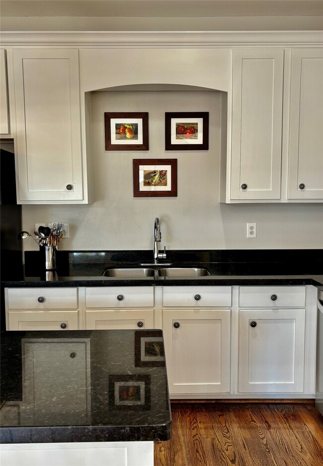 Building Photo - 919 W 15th St