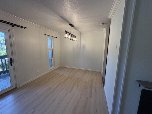Building Photo - Updated Lauriedale 1 bd/1 ba Condo | Cats Welcome | Pools, Gym & Covered Parking | 10' x 10' Stor...