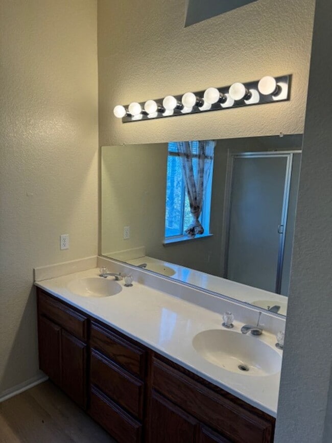 Building Photo - Beautiful 3 Bedroom 2.5 Bath Home!!
