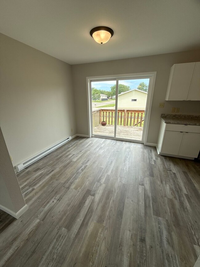 Building Photo - 2 bedroom Town House