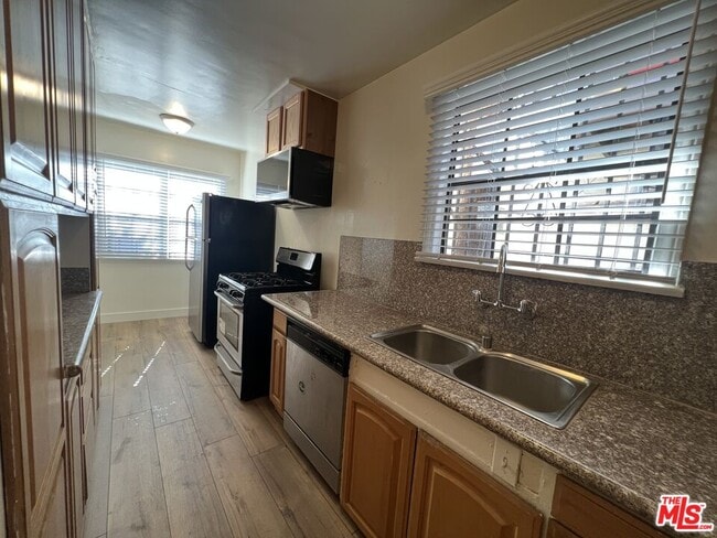Building Photo - 4956 S San Vicente Blvd