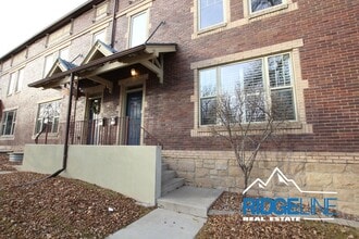 Building Photo - Large Remodeled Condo with Garage for Lease!