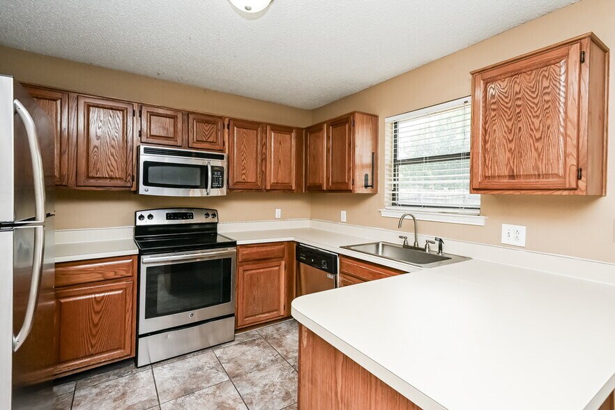 Building Photo - 829 Minuteman Dr
