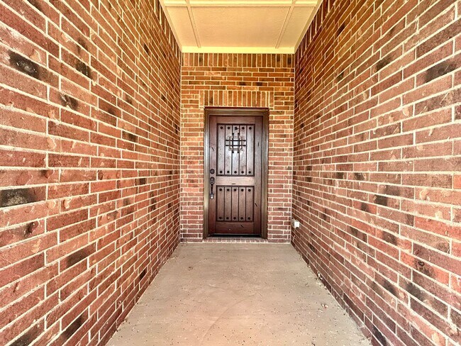 Building Photo - Beautiful 3-Bedroom, 2-Bath Home with Comm...
