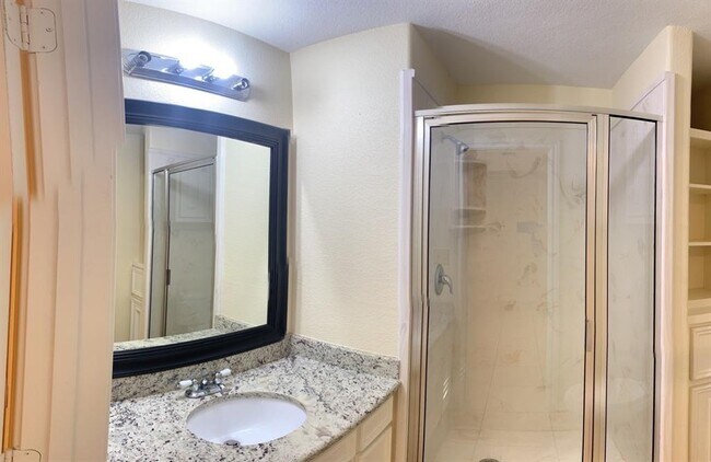 Building Photo - 814 Mobile Dr