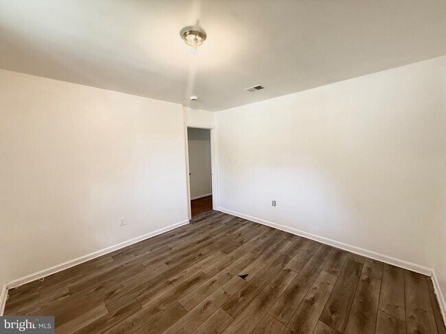 Building Photo - 8594 Enochs Dr