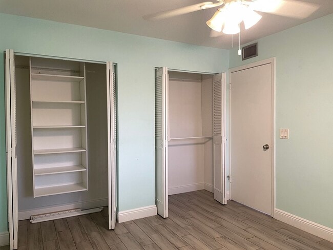 Building Photo - Beautifully renovated! 2 Bed, 2 Bath corne...