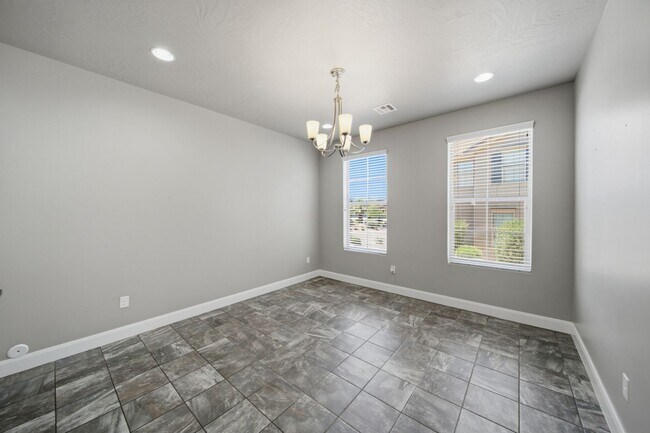 Building Photo - Bright & Spacious 3 bedroom Townhome