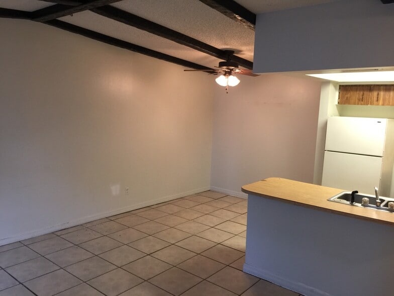 Building Photo - 3074 St Paul Dr