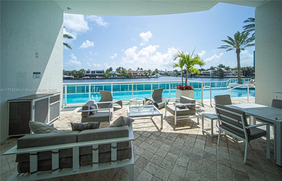 Building Photo - 20201 E Country Club Dr