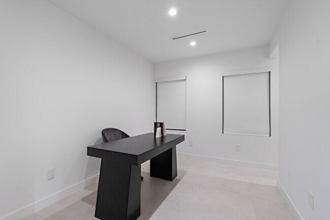 Building Photo - 201 Bedford Dr