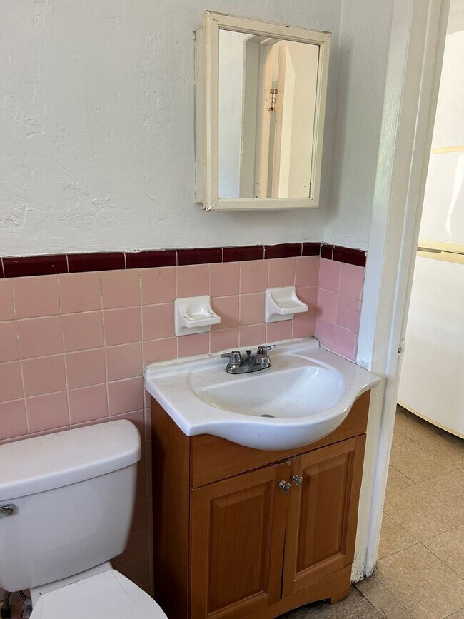 Building Photo - Cozy 2 Bedroom, 1 Bath Apartment in Charmi...