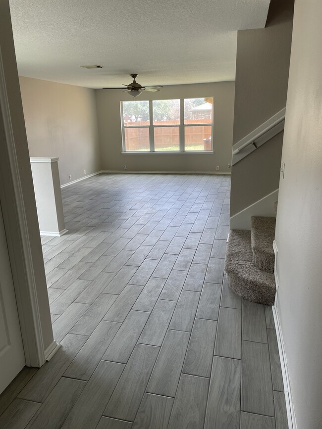 Entrance to living room - 4811 Pebble Bluff Ln