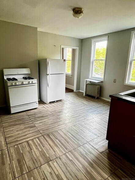 Primary Photo - 143 Putnam St