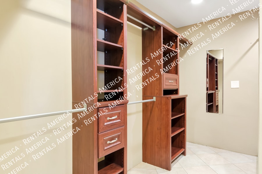 Building Photo - 5625 E 20th St