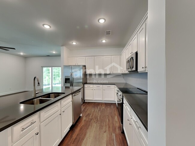 Building Photo - 194 Spruce Cir