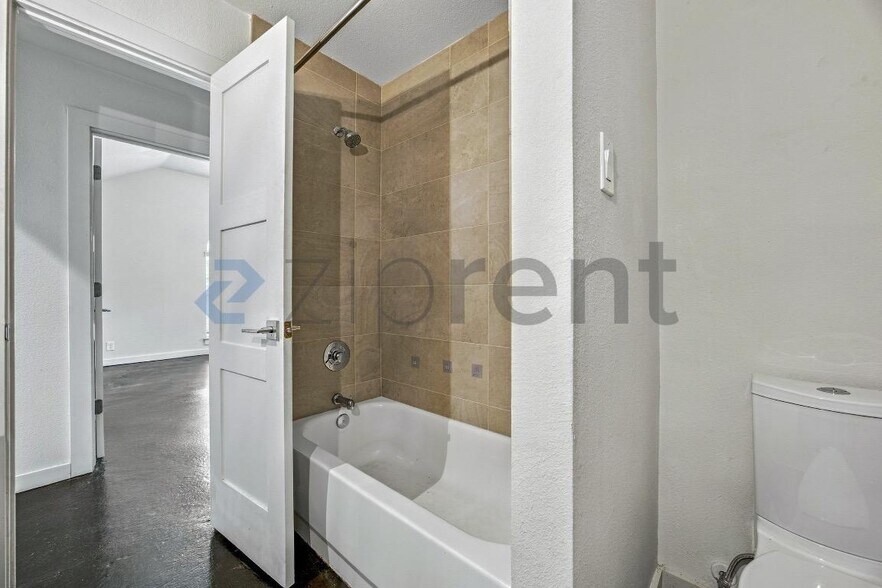 Building Photo - Unit