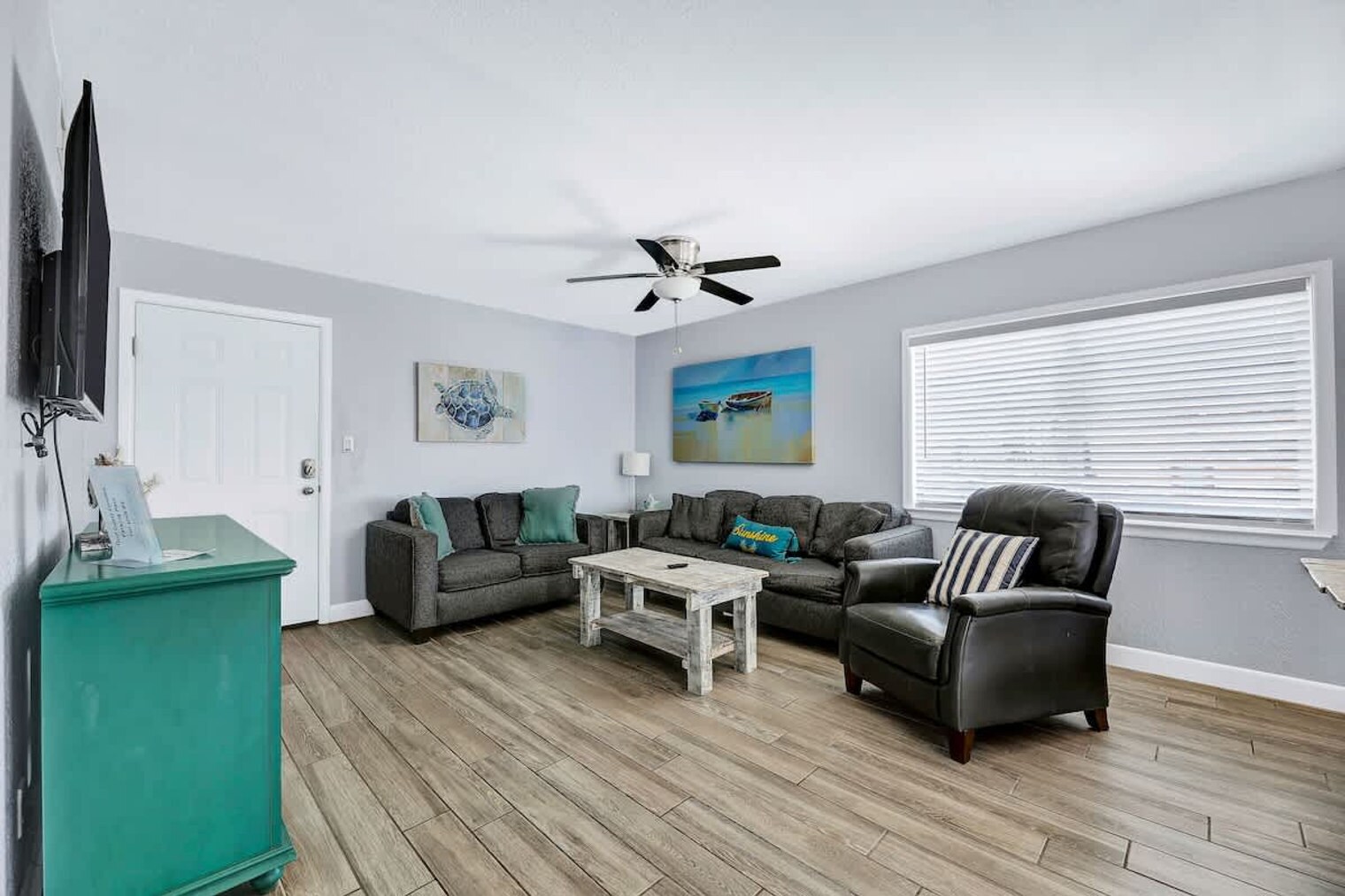 Building Photo - 132 E Gardenia St