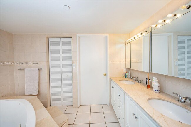 Building Photo - 151 Crandon Blvd