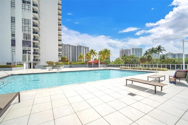 Building Photo - 3625 N Country Club Dr