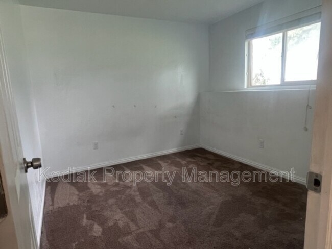 Building Photo - 880 N 340 E St