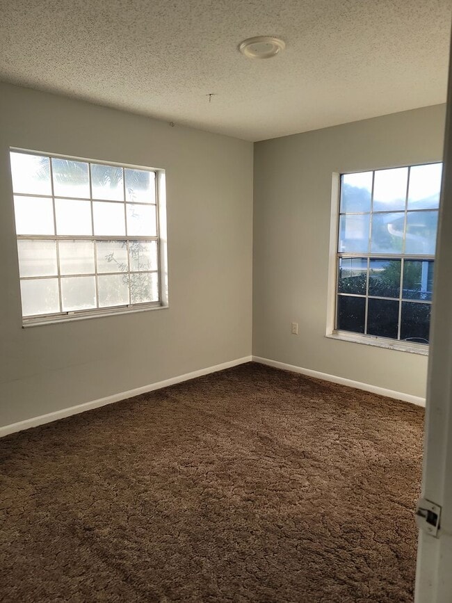 Building Photo - 3 Bedroom 1 Bath available in Marion Oaks