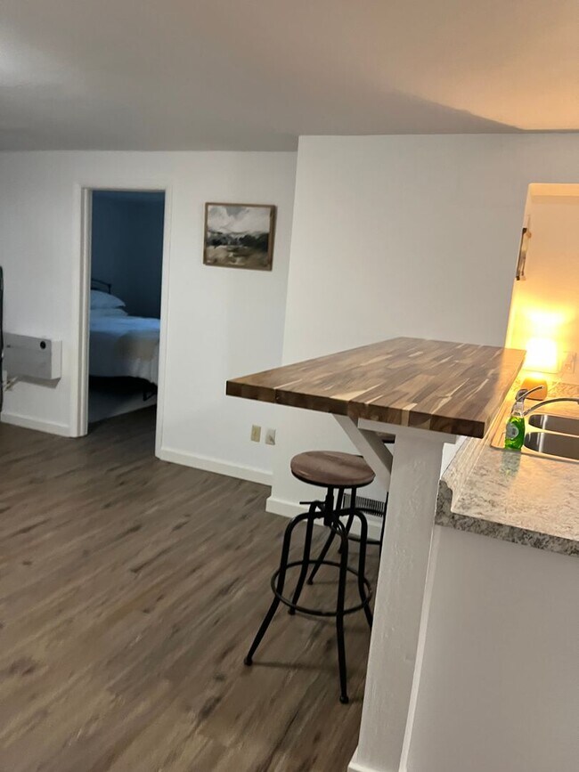 Building Photo - 2 Bed 1 Bath furnished