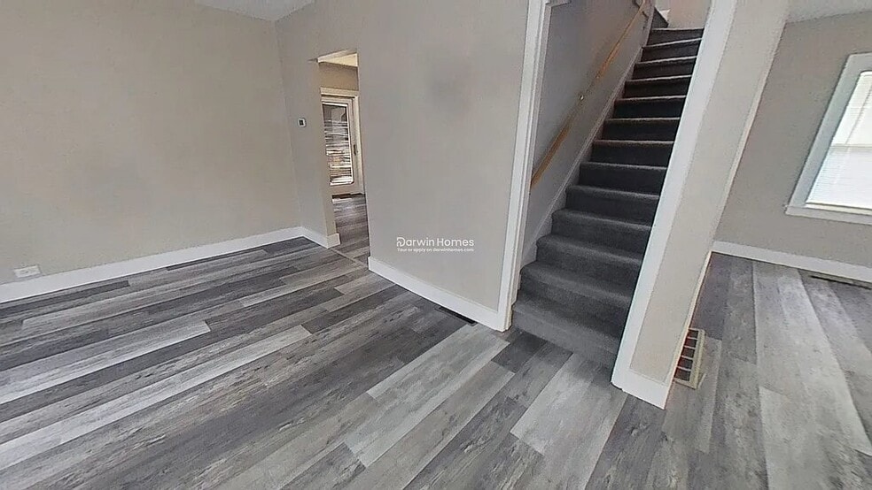 Building Photo - 529 E Victoria St